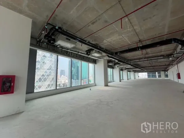 办公空间 出租在Phaya Thai, Bangkok - 超大开放式办公楼层，外露天花与落地窗，俯瞰曼谷天际线。