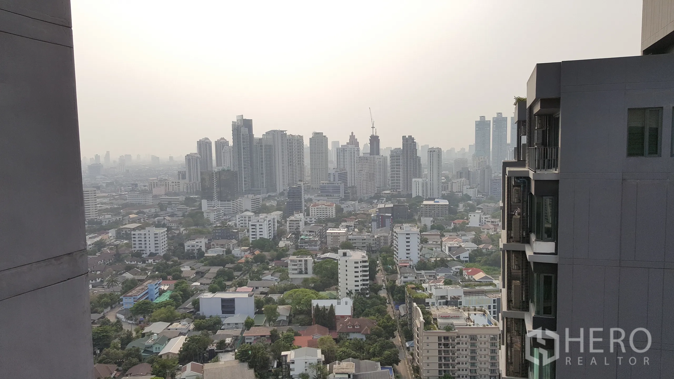 Condominium for rent in Khlong Toei, Bangkok - Cityscape of Thonglor–Ekkamai with towers and greenery seen from the balcony.