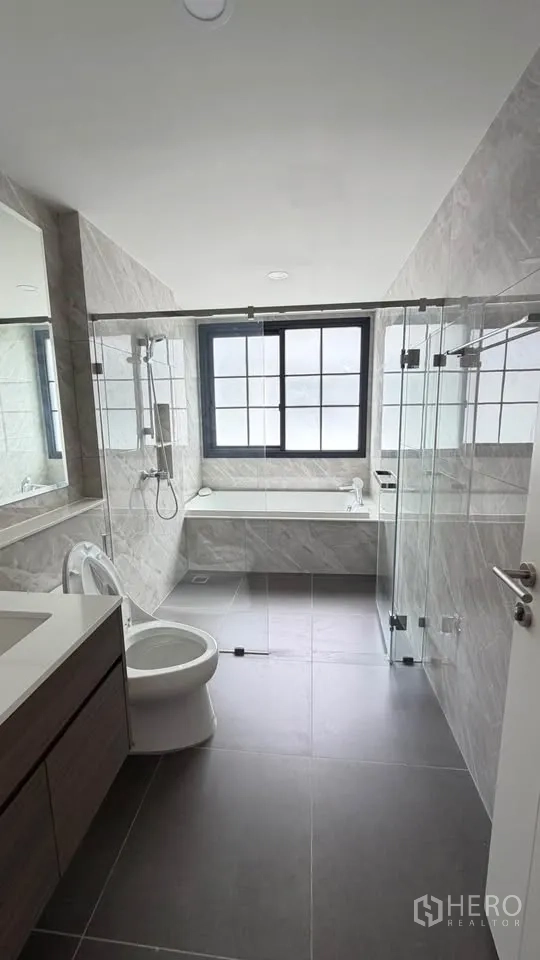 Detached House for rent in Bang Phli, Samut Prakan - Modern bathroom with glass-enclosed shower, soaking tub, and vanity.