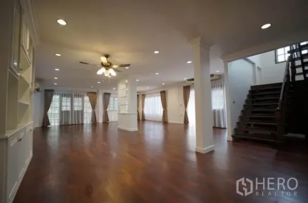 独立式住宅 出租在Bang Phli, Samut Prakan - 开放式客厅，木地板、筒灯照明与楼梯。