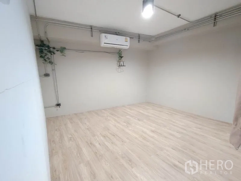 办公空间 出租在Phaya Thai, Bangkok - 小型会议或工作室，配空调、悬挂绿植及裸露天花管线。