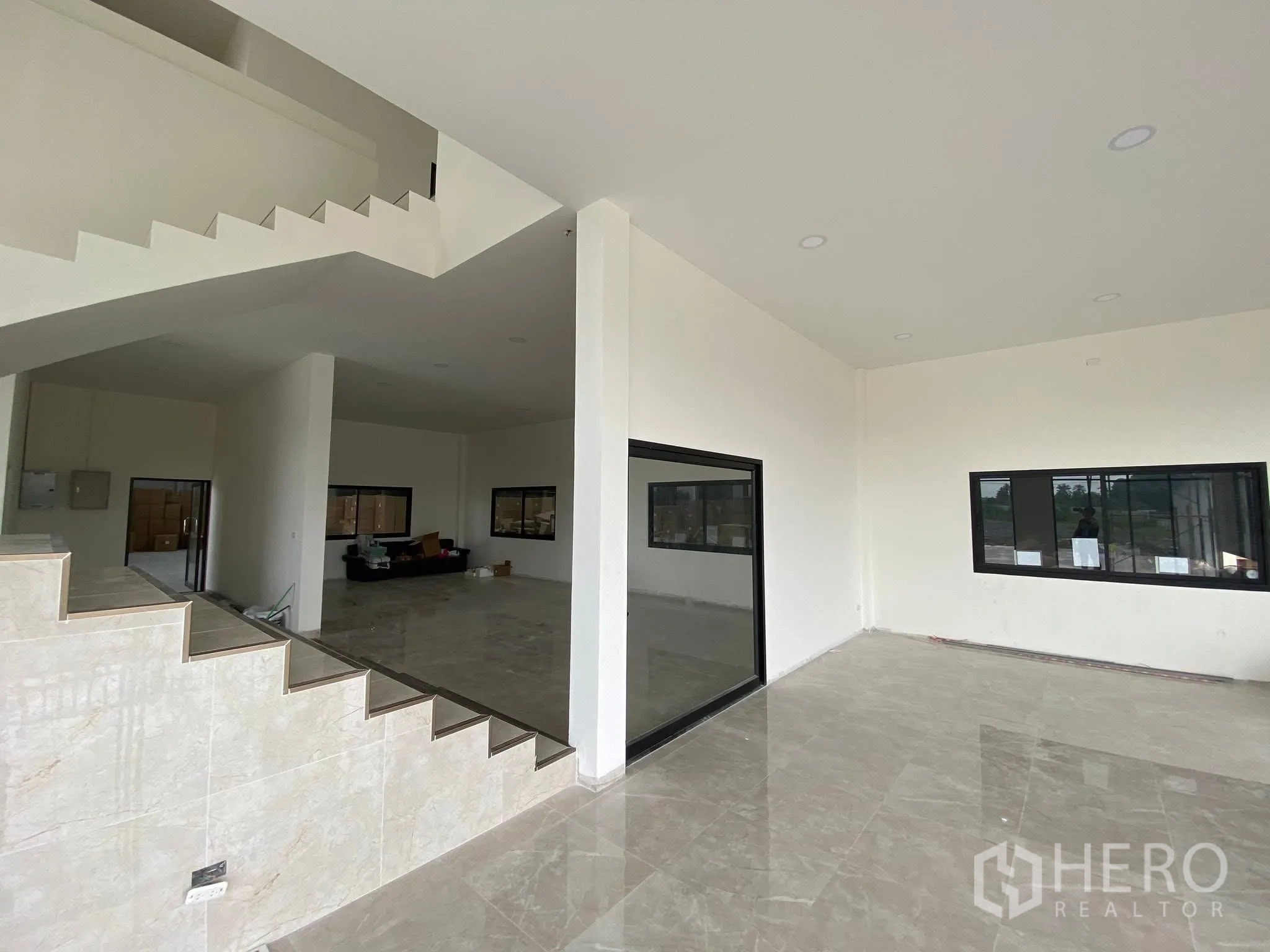 โรงงาน for rent in Krathum Baen, Samut Sakhon - โถงออฟฟิศโอเพ่นสเปซ บันไดและกระจกบานใหญ่ พื้นเงางาม