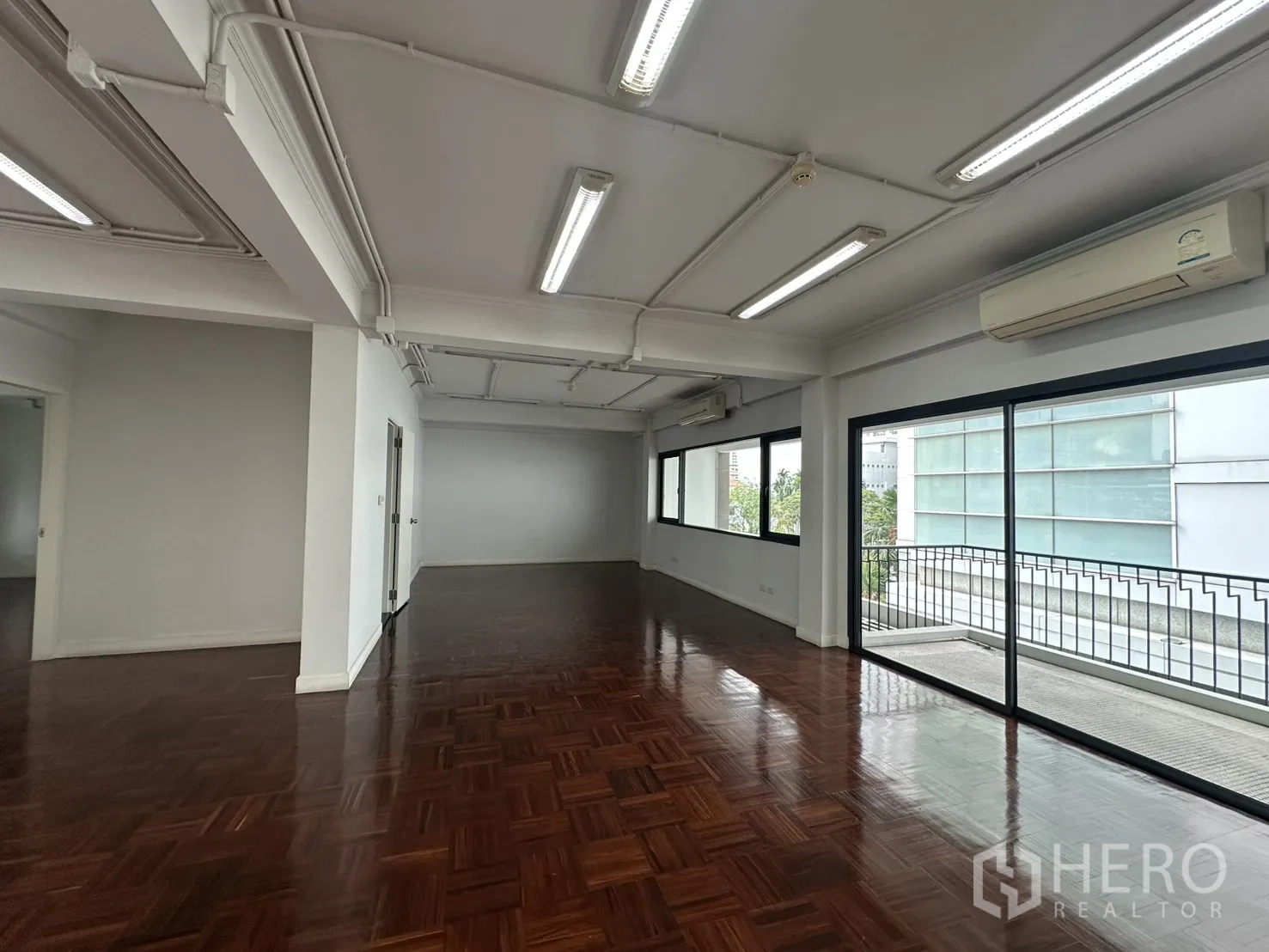 办公室 for rent in Watthana, Bangkok - 狭长开放办公区，面向阳台，配多台空调与顶灯。