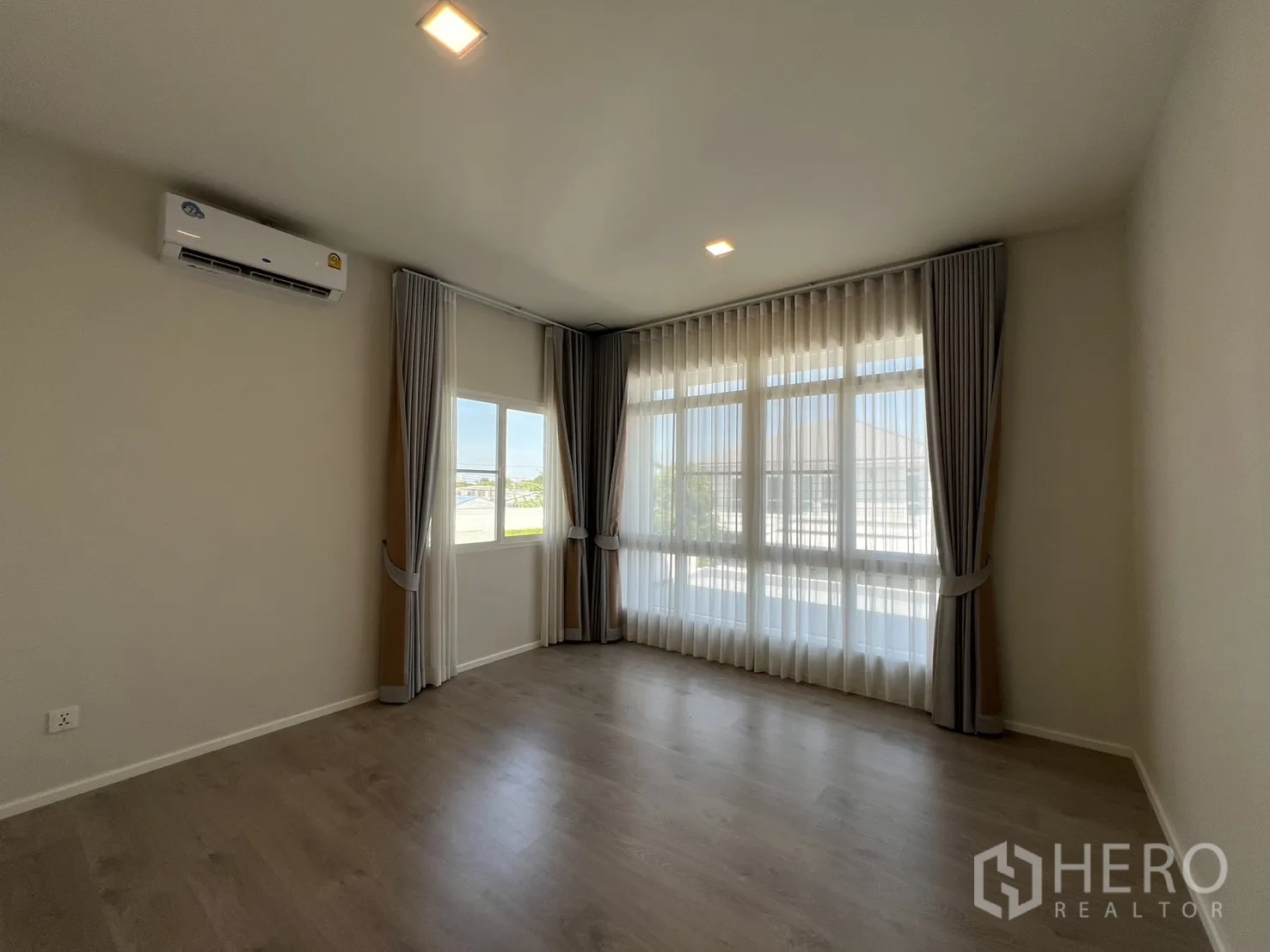 独立式住宅 出租在Prawet, Bangkok - 同卧室视角，环景玻璃采光充足。