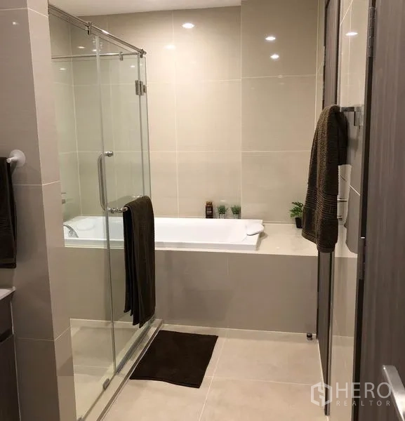 คอนโด ให้เช่าในBang Na, Bangkok - ห้องน้ำสมัยใหม่พร้อมตู้ฝักบัวกระจกและอ่างอาบน้ำ