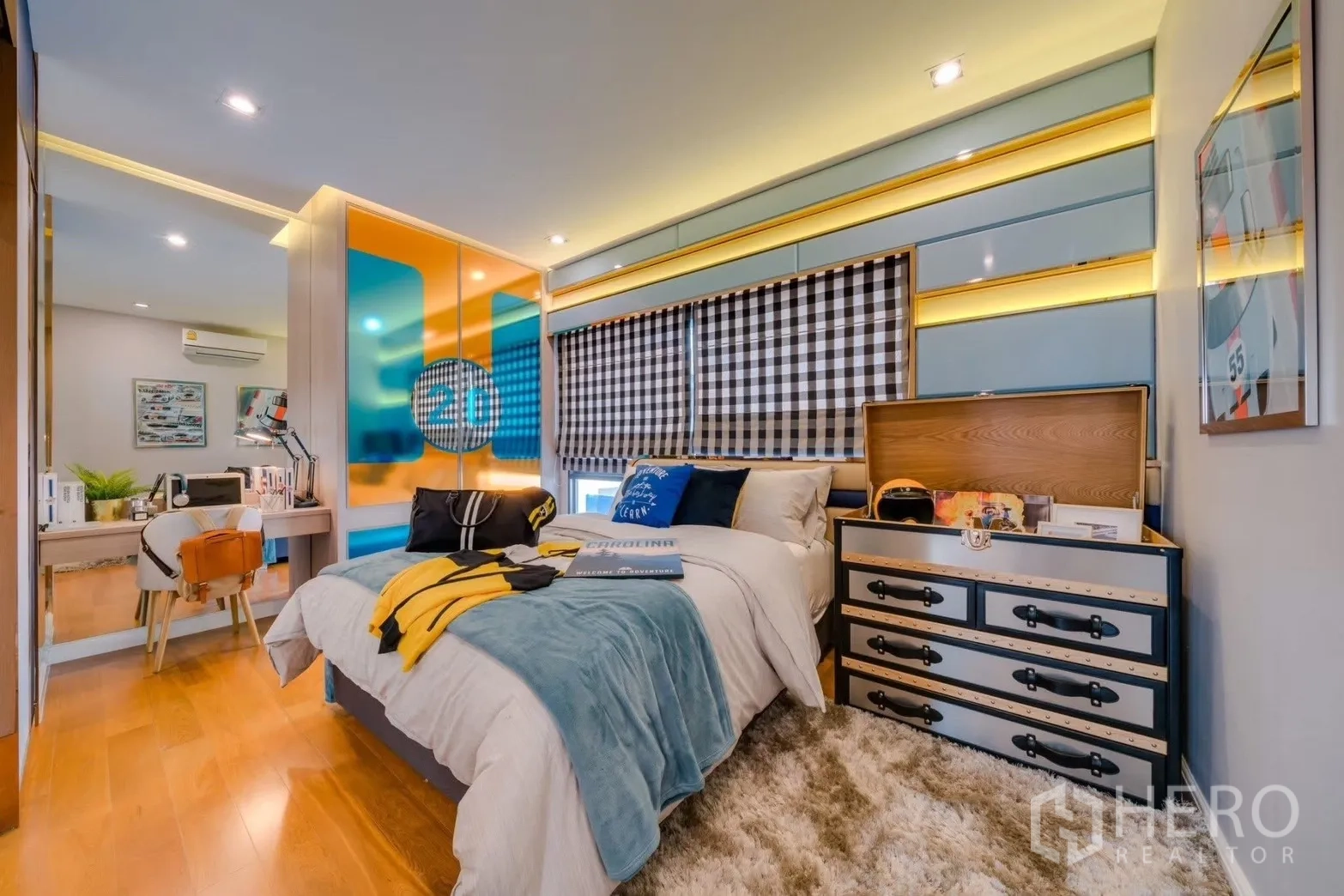 บ้าน ให้เช่าในPrawet, Bangkok - ห้องนอนรองพร้อมโต๊ะทำงาน บานตู้สีสันสด และพื้นไม้เงางาม