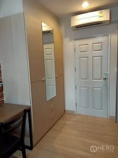 Condominium for rent in Bang Rak, Bangkok - Bedroom corner with mirrored wardrobe, wooden floor and air conditioning.