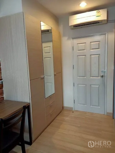 Condominium for rent in Bang Rak, Bangkok - Bedroom corner with mirrored wardrobe, wooden floor and air conditioning.