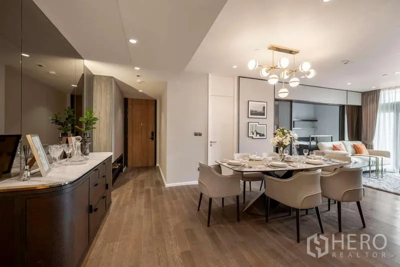 คอนโด ให้เช่าหรือขายในWatthana, Bangkok - ห้องกินข้าวกว้างและโถงทางเดินพื้นไม้ ผนังกระจกเงา