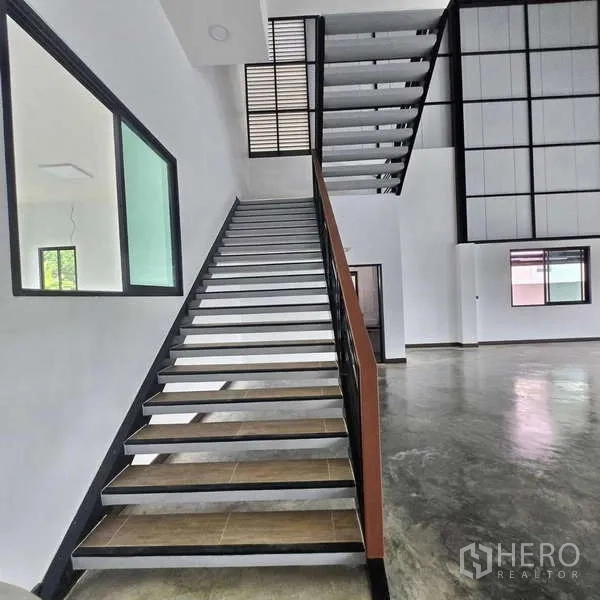 คลังสินค้า ขายในLam Luk Ka, Pathum Thani - บันไดภายในกว้าง ราวเหล็ก แข็งแรง เชื่อมต่อพื้นที่โกดัง