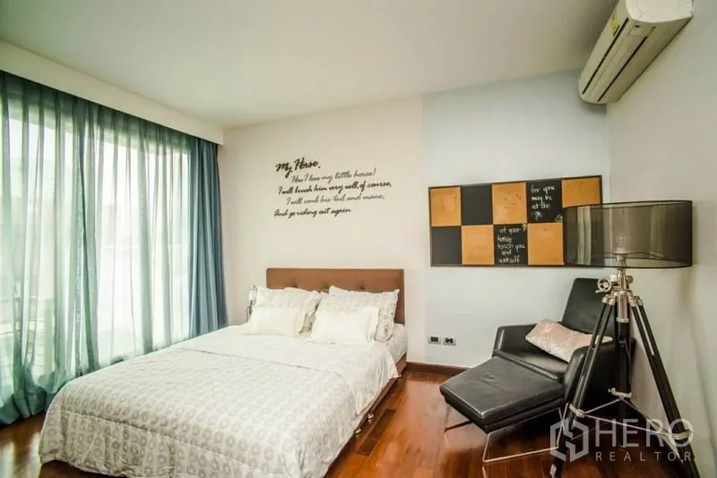 ทาวน์เฮาส์ ให้เช่าหรือขายในWatthana, Bangkok - ห้องนอนรอง หน้าต่างใหญ่ ผ้าม่านโปร่ง และเก้าอี้พักผ่อน