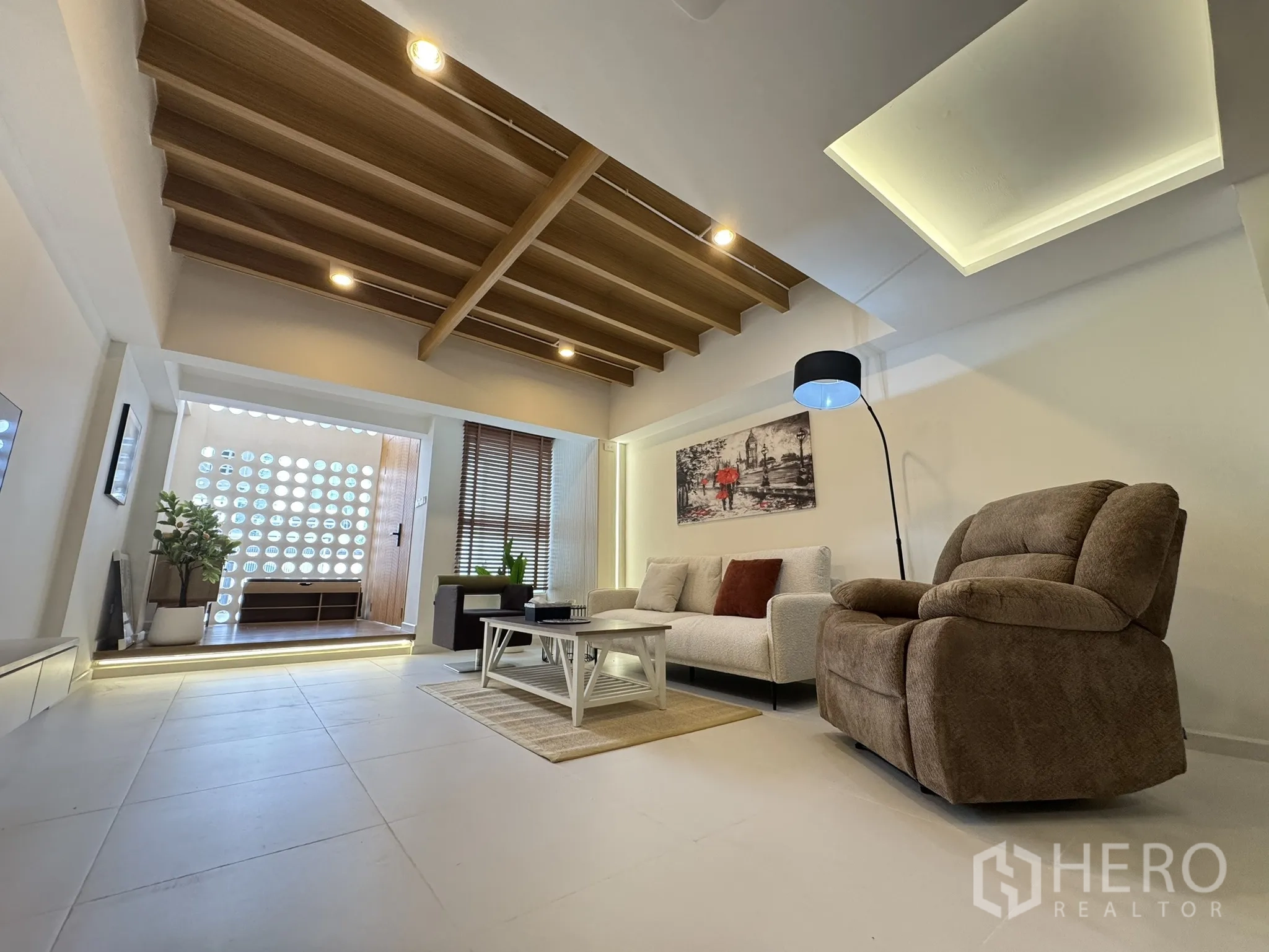 联排别墅 出售 - 宽阔起居区，木梁天花与台阶式入口。