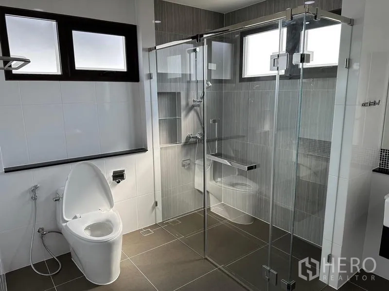 บ้าน ขายในSaphan Sung, Bangkok - ห้องน้ำสมัยใหม่ ฉากกั้นอาบน้ำกระจกและโถสุขภัณฑ์