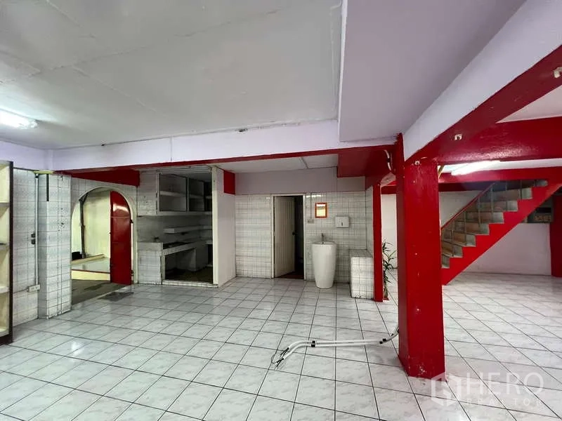 อาคารพาณิชย์ ให้เช่าในSuan Luang, Bangkok - โถงหน้าร้าน เสาแดง บันได และอ่างล้างมือข้างผนังกระเบื้อง