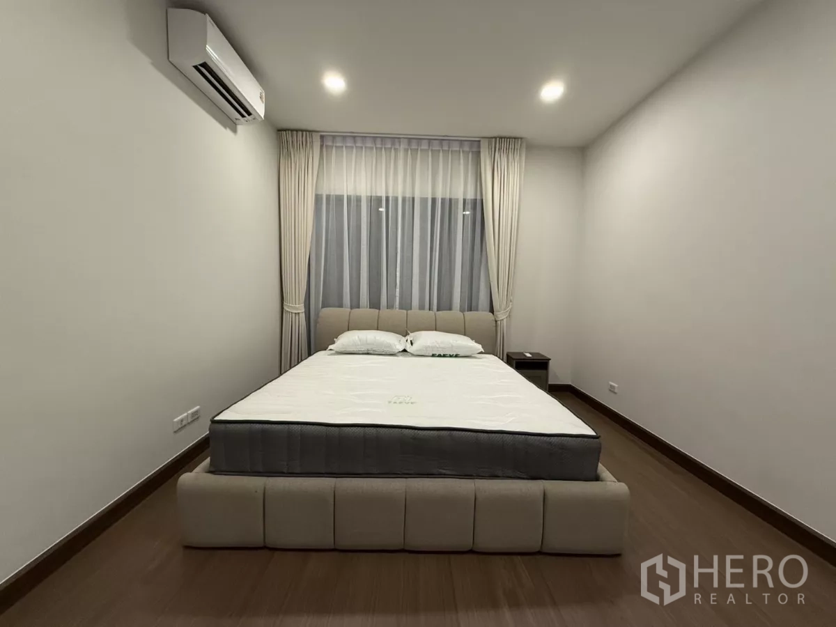 บ้าน ให้เช่าในBang Phli, Samut Prakan - ห้องนอนสไตล์มินิมอล เตียงควีน แอร์และม่านโปร่ง
