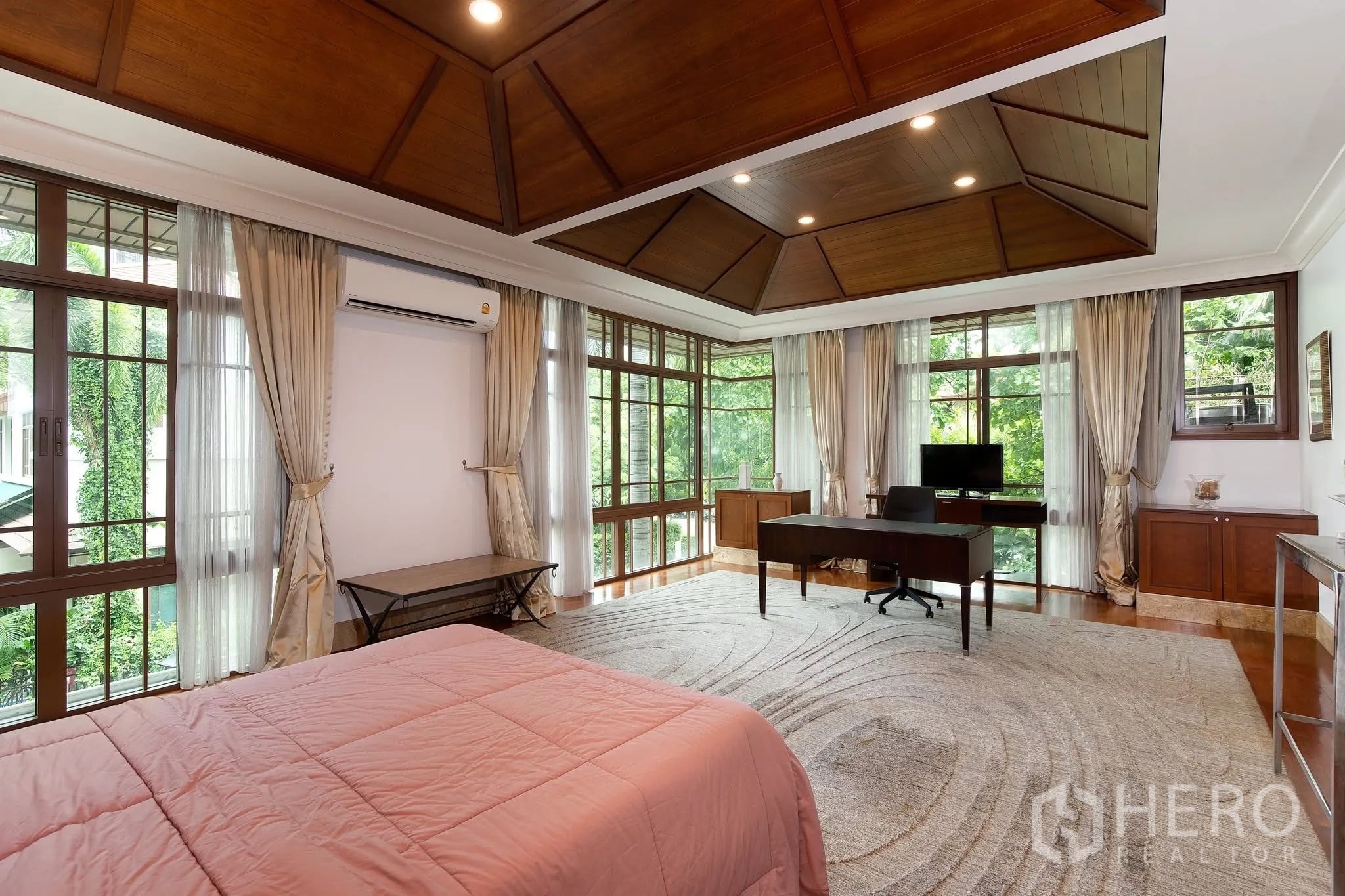 独栋房屋 for rent or sale in Watthana, Bangkok - 宽大的卧室带会客与书写区，环幕窗景通透。