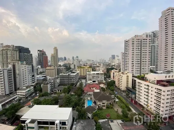 คอนโด ให้เช่าในWatthana, Bangkok - มุมสูงวิวสกายไลน์กรุงเทพฯ เหนือย่านสุขุมวิทจากระเบียงคอนโดในเขตวัฒนา