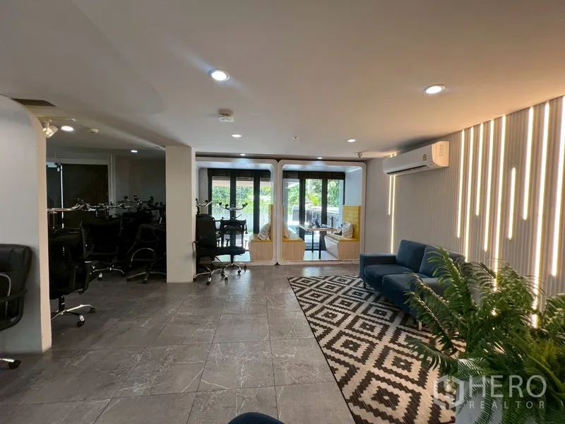 带办公室的家 出租或出售在Phra Khanong, Bangkok - 办公区配转椅，玻璃门通向露台包厢