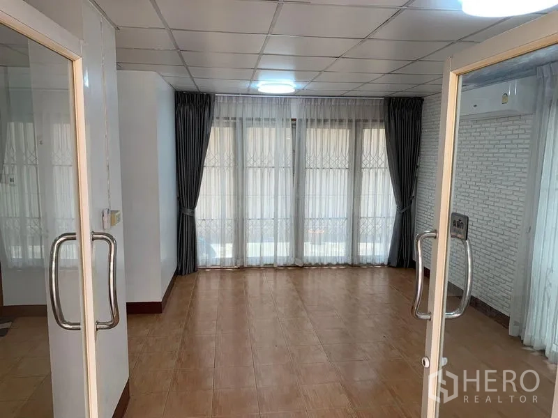 办公空间 出租在Chatuchak, Bangkok - 双扇玻璃门通向明亮办公区，整面落地窗。