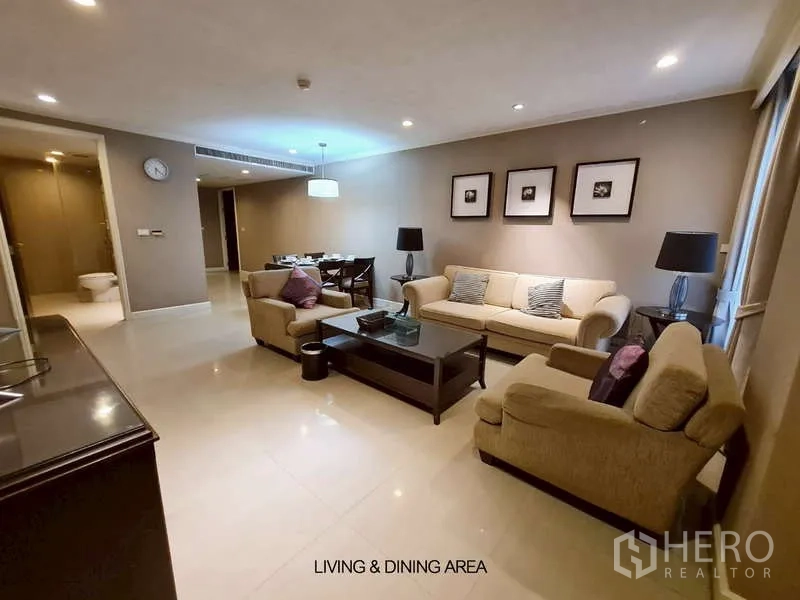 พื้นที่ขายปลีก ให้เช่าในWatthana, Bangkok - ห้องนั่งเล่นรับประทานอาหารแบบโอเพ่นแปลน พร้อมห้องน้ำรับแขกใกล้เคียง