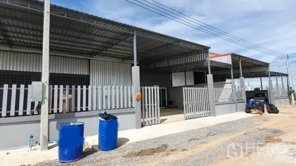 คลังสินค้า ให้เช่าในLam Luk Ka, Pathum Thani - ด้านหน้าโกดังติดถนน พร้อมประตูรั้วหลายช่องและทางเข้า-ออกกว้าง