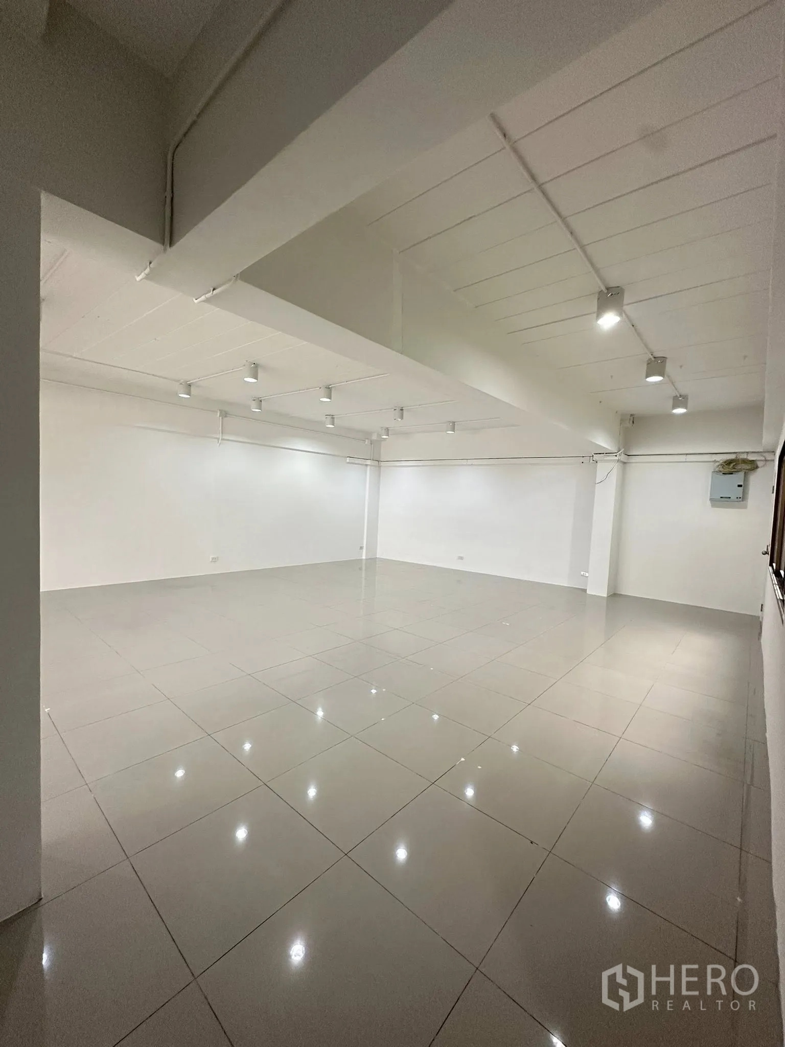 สำนักงาน ให้เช่าในWatthana, Bangkok - พื้นที่สำนักงานโล่ง โปร่งสว่าง เพดานติดส potlight และพื้นกระเบื้องเงา