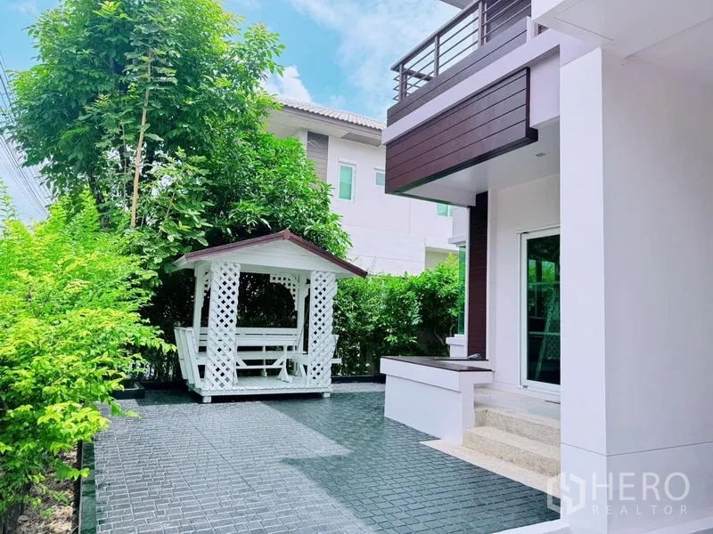 Detached House for rent in Prawet, Bangkok - Private patio garden with a white gazebo beside the house.