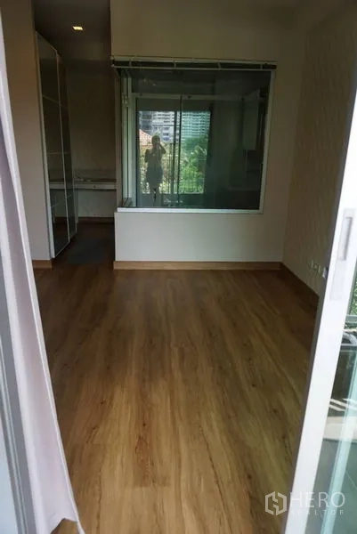 คอนโด ขายในKhlong Toei, Bangkok - ห้องนอนพื้นไม้พร้อมผนังกระจกภายใน พร้อมสำหรับตกแต่ง