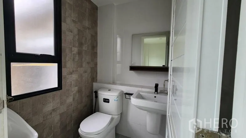 สำนักงานที่บ้าน ให้เช่า - ห้องน้ำพร้อมหน้าต่าง อ่างล้างหน้า กระจก และสุขภัณฑ์ทันสมัย