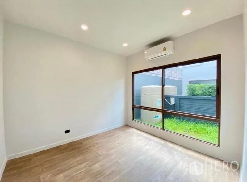 บ้าน ขายในBang Kapi, Bangkok - ห้องนอนชั้นล่าง หน้าต่างบานใหญ่ติดสวน พร้อมแอร์