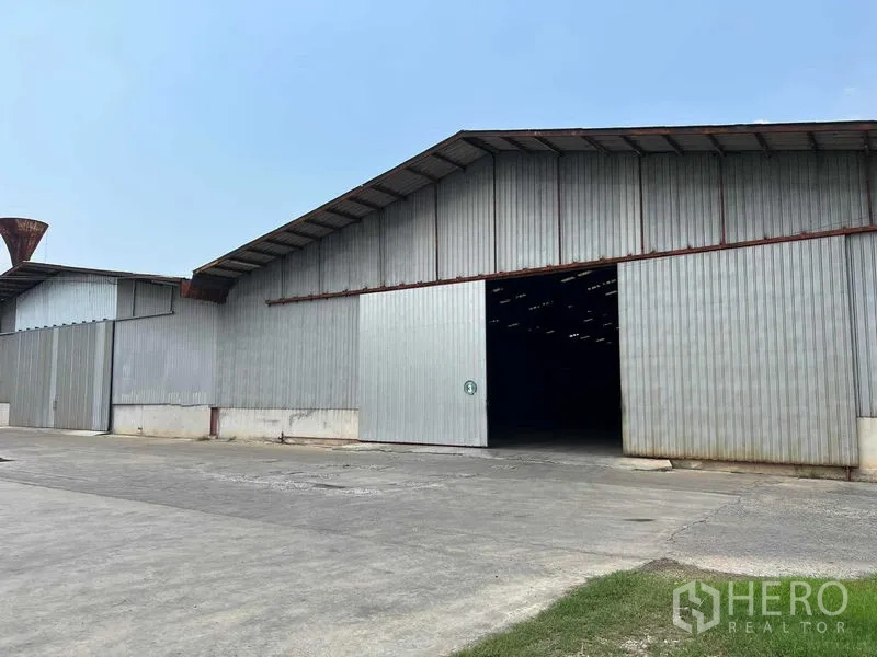 货栈 出租在Bang Pa-in, Phra Nakhon Si Ayutthaya - 波纹金属外墙仓库，大型推拉入口与车道