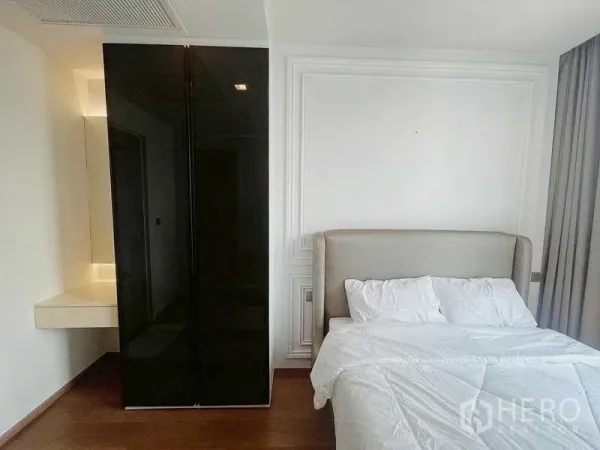 คอนโด ให้เช่าในKhlong Toei, Bangkok - มุมห้องนอนอีกด้าน โชว์ตู้เสื้อผ้าสูง มุมแต่งตัวมีไฟ และโทนสีเรียบหรู