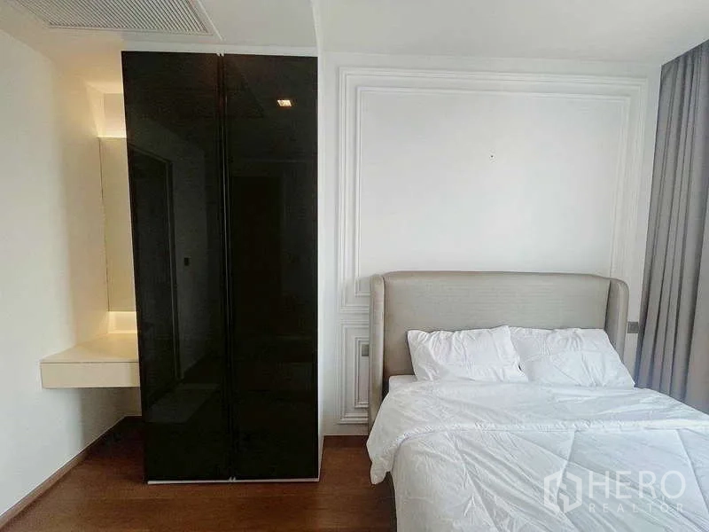 คอนโด ให้เช่าในKhlong Toei, Bangkok - มุมห้องนอนอีกด้าน โชว์ตู้เสื้อผ้าสูง มุมแต่งตัวมีไฟ และโทนสีเรียบหรู