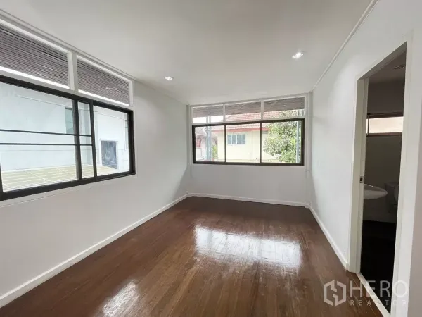 带办公室的家 出租在Din Daeng, Bangkok - 采光充足的卧室，实木地板，大窗户并带套卫入口。