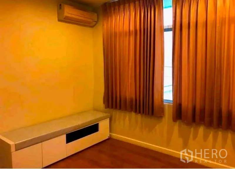 ทาวน์เฮาส์ ให้เช่าในPhra Khanong, Bangkok - ห้องขนาดกะทัดรัดพร้อมแอร์ ม่านสีทอง และตู้เตี้ยบิวท์อิน