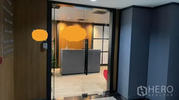 สำนักงาน ให้เช่าในKhlong Toei, Bangkok - ประตูทางเข้าแบบกระจกสู่พื้นที่ต้อนรับ ผนังตกแต่งลายไม้