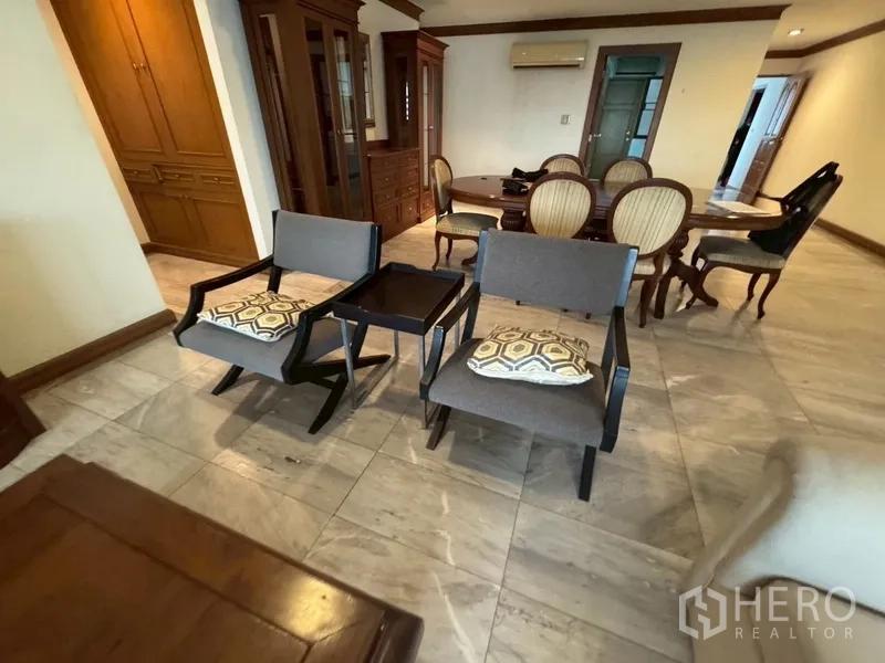 คอนโด ให้เช่าในWatthana, Bangkok - โถงรับแขกเชื่อมพื้นที่ทานข้าว พื้นหินอ่อนและตู้ไม้บิวท์อิน