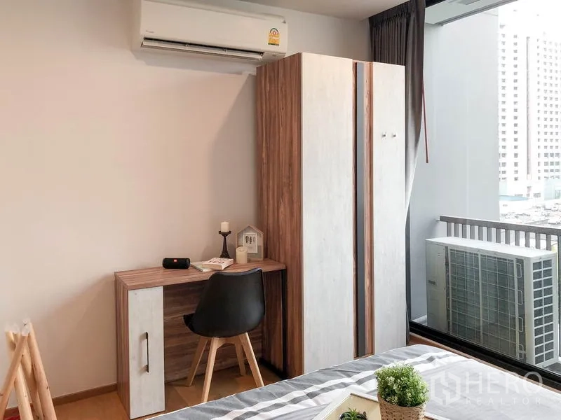 คอนโด ให้เช่าในBang Rak, Bangkok - มุมทำงานและตู้เสื้อผ้าภายใต้เครื่องปรับอากาศ ข้างหน้าต่างระเบียง.