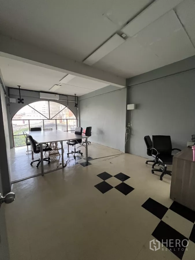 店屋 出租在Watthana, Bangkok - 带拱窗的办公室，会议桌与黑白拼砖地面。