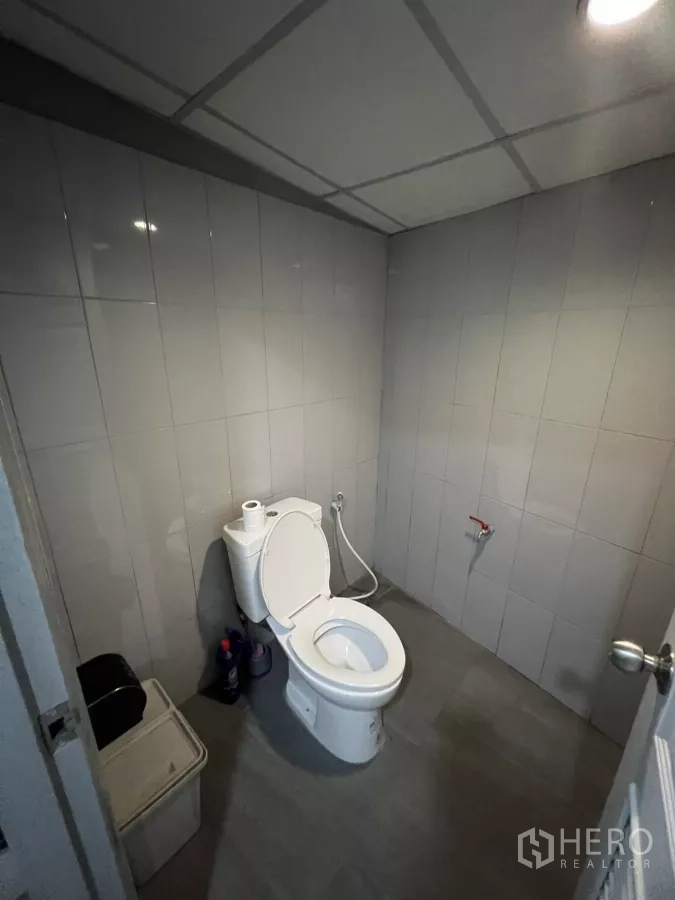 零售空间 出租在Watthana, Bangkok - 小型瓷砖卫生间，配马桶与吸顶灯。