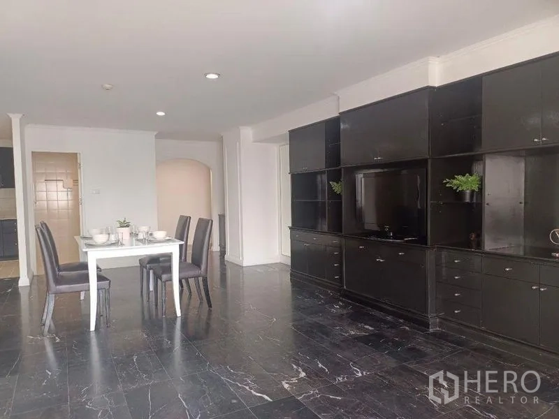 คอนโด ให้เช่าในWatthana, Bangkok - พื้นที่รับประทานอาหารแบบโอเพ่น พร้อมตู้บิลท์อินสีดำและพื้นลายหินอ่อน