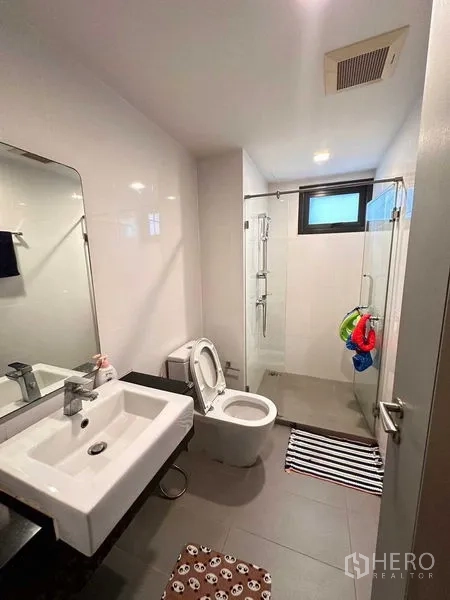 คอนโด ให้เช่า - ห้องน้ำสมัยใหม่พร้อมตู้กระจกอาบน้ำ หน้าต่าง และอ่างล้างหน้า