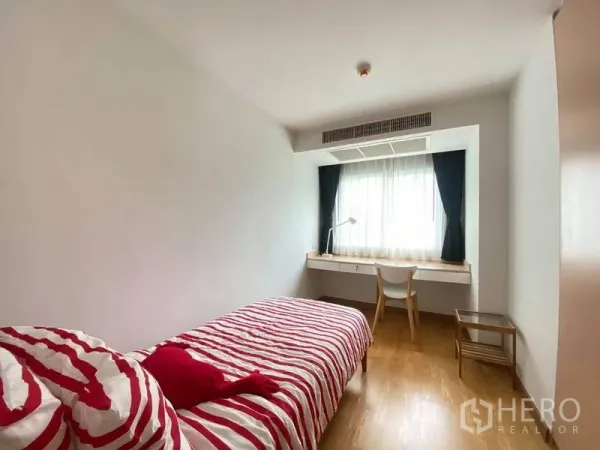 คอนโด ให้เช่าหรือขายในPhra Khanong, Bangkok - ห้องนอนเล็กเตียงเดี่ยว โต๊ะทำงานริมหน้าต่าง พื้นไม้