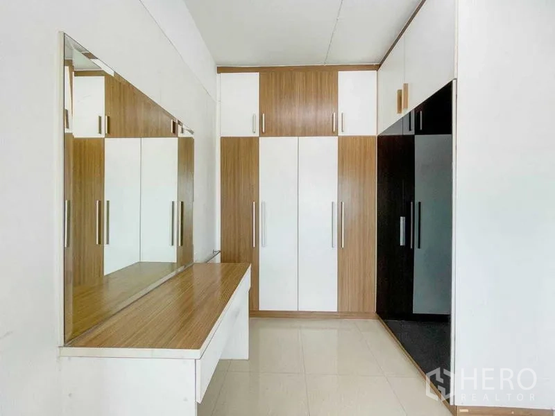 คลังสินค้า ให้เช่าในBang Khun Thian, Bangkok - ตู้บิลท์อินพร้อมโต๊ะเครื่องแป้งและกระจกในห้องพนักงาน