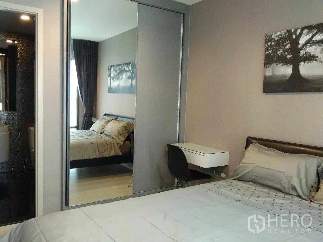 คอนโด ให้เช่าในKhlong Toei, Bangkok - ห้องนอนตกแต่งครบ มีตู้เสื้อผ้าบานกระจก โต๊ะทำงาน และทางเข้าห้องน้ำในคอนโดโมเดิร์น
