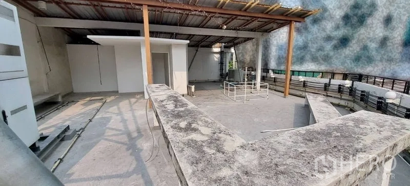 พื้นที่ขายปลีก ให้เช่า - ดาดฟ้ากว้างพร้อมกำแพงกันตก เหมาะสำหรับใช้งานอเนกประสงค์