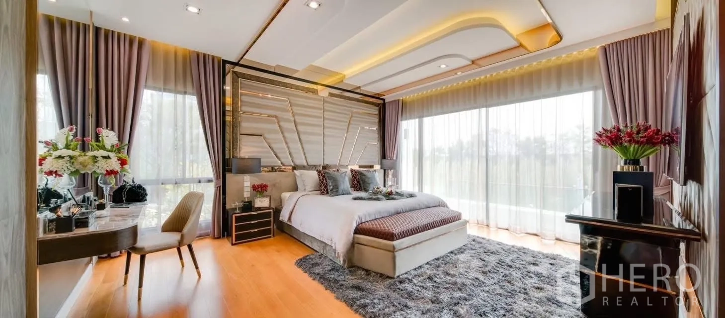 บ้าน ให้เช่าในPrawet, Bangkok - ห้องนอนมาสเตอร์กว้าง หัวเตียงดีไซน์ ไฟซ่อน และหน้าต่างยาวเต็มผนัง