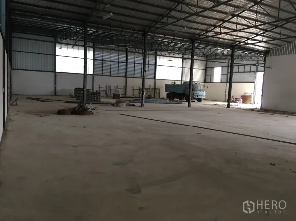 货栈 出租在Saphan Sung, Bangkok - 大跨度仓库分区，钢柱支撑、混凝土地面，采光良好的装卸出入口。