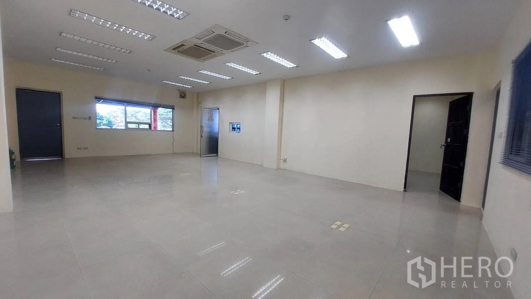 货栈 出租在Mueang Pathum Thani, Pathum Thani - 附加办公室，带窗户、吊顶空调与亮面地砖。