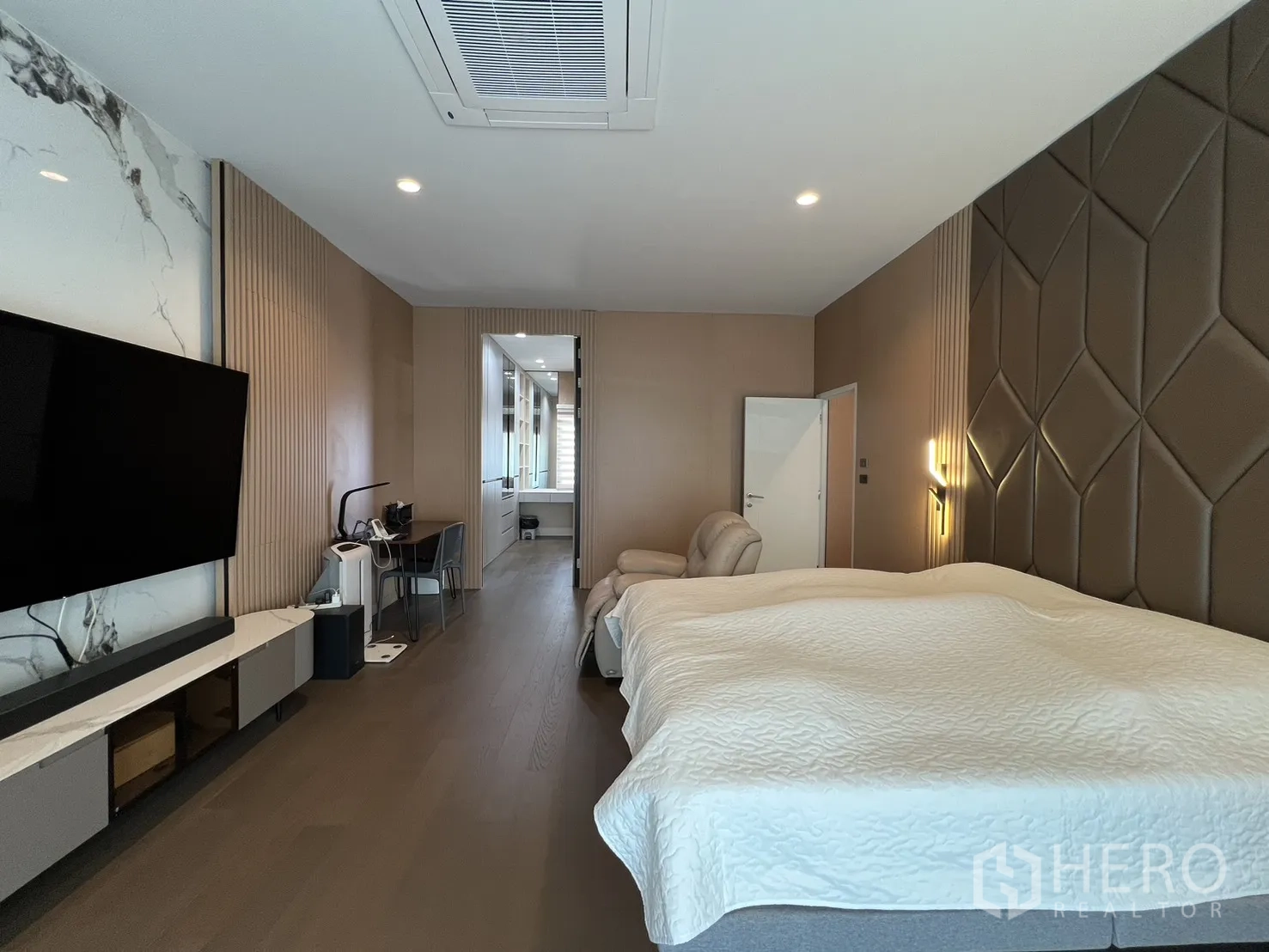 Detached House for rent or sale in Mueang Pathum Thani, Pathum Thani - Master suite perspective showing entrance to closet and ensuite.